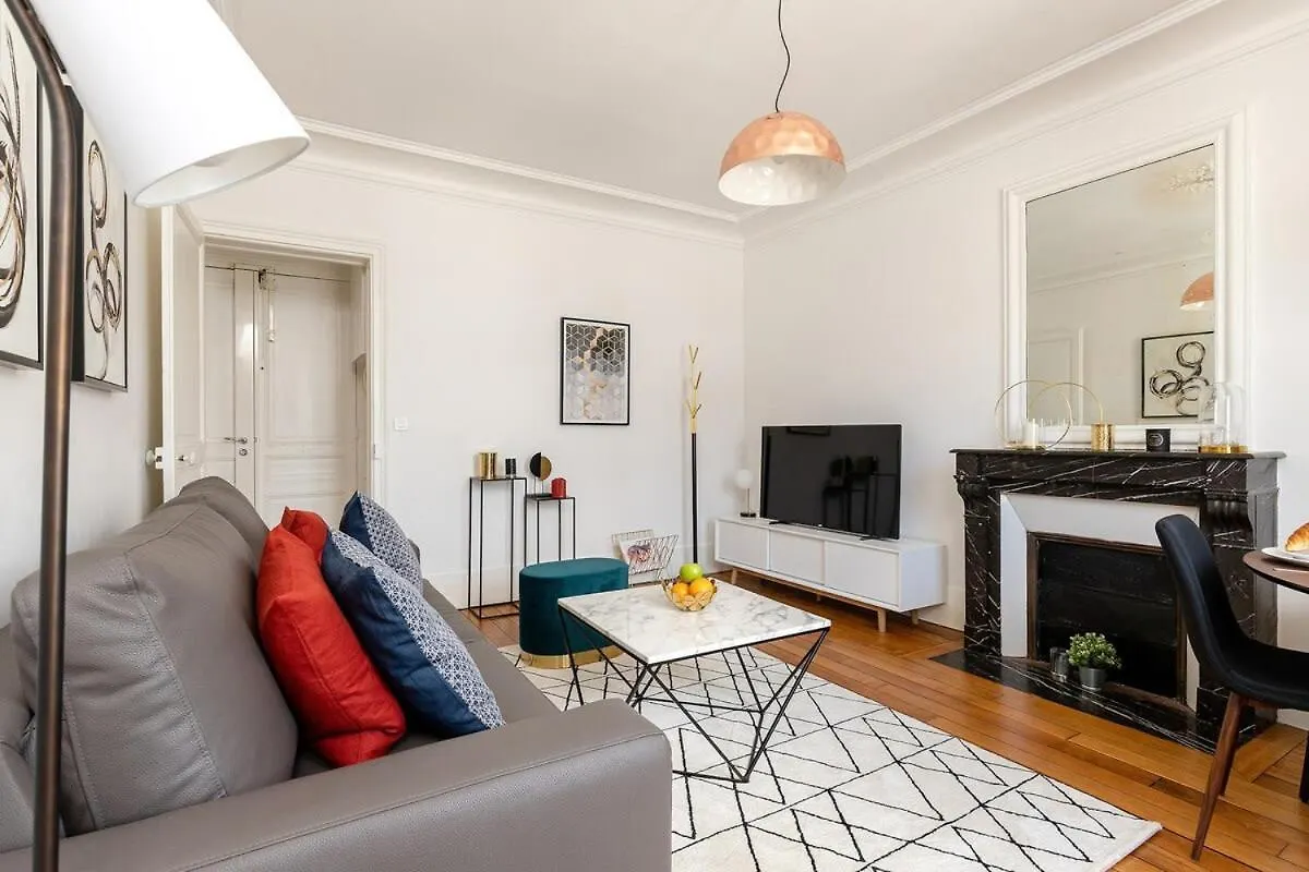 Latin 1br Area Apartment